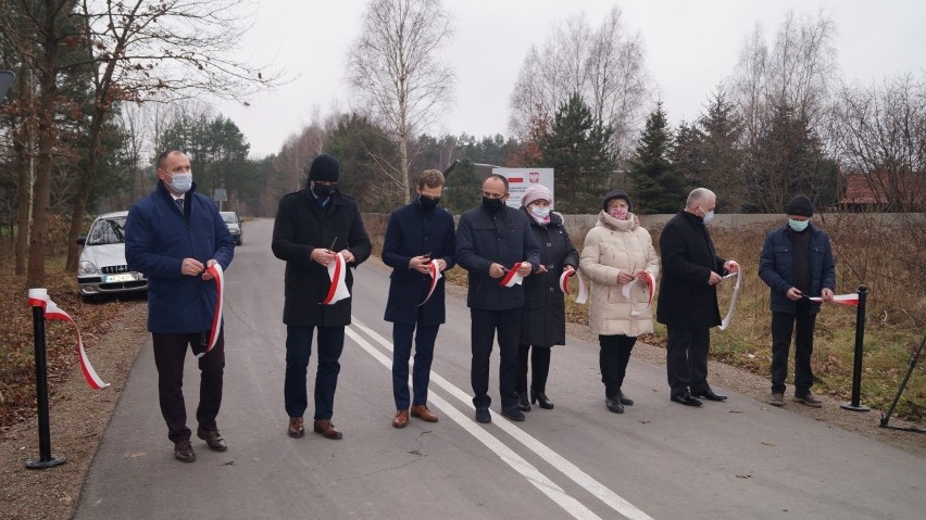 Kolejne inwestycje drogowe w gminie Głowaczów. Wstęgę przecinał Artur Standowicz, wicewojewoda mazowiecki