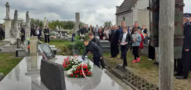 Na żołnierskim grobie w Kocinie złożono wiązanki kwiatów i zapalono znicze.
