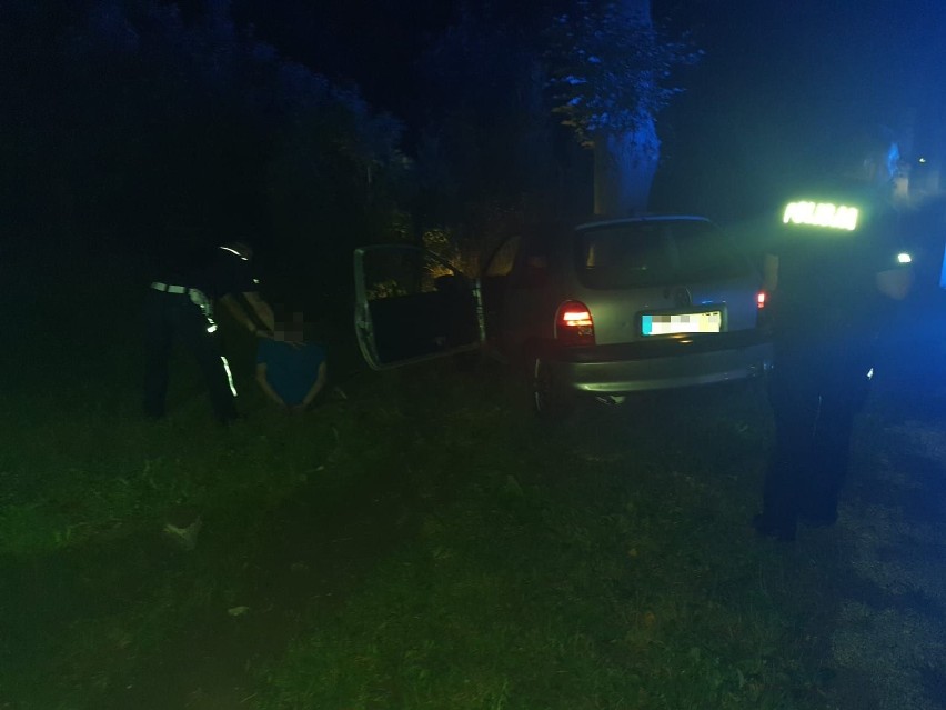 Nocny pościg w gminie Pacanów zakończony kraksą, uciekinier w szpitalu. Zobaczcie zdjęcia