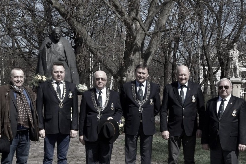 Jan Kosmowski (pierwszy z lewej) podczas uroczystości w...