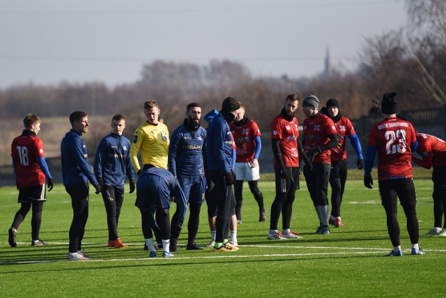 Piłkarze Wisły Sandomierz w sobotę rozegrali dwa mecze kontrolne - zremisowali z Górnikiem Łęczna 0:0 i Stalą Rzeszów 1:1. Wisła Sandomierz - Górnik Łęczna 0:0Wisła: Wierzgacz - Franczak (30. Charszla), Wojcinowicz (15. Wilk), Sudy (30. Wojcinowicz), Wojsa (25. Dahnowskij) -  Kuśmierczyk, Tyl, zawodnik testowany, zawodnik testowany - Zawiślak (20. Tenderenda) - zawodnik testowany.Stal Rzeszów - Wisła Sandomierz 1:1 (1:1) Bramki: Dariusz Jarecki 5 - Mirosław Kmiotek 43 z karnego. Wisła: Pietrasik - Franczak, Wilk, Wojcinowicz, zawodnik testowany - Kuśmierczyk, Siedlecki, Sudy,  Kmiotek, Dahnowskij - Zawiślak. W obydwu sparingach zagrał Witalij Dahnowskij. Miał odejść z Wisły, ale wrócił do treningów z zespołem prowadzonym przez Rafała Wójcika. Było też kilku testowanych zawodników.(dor)