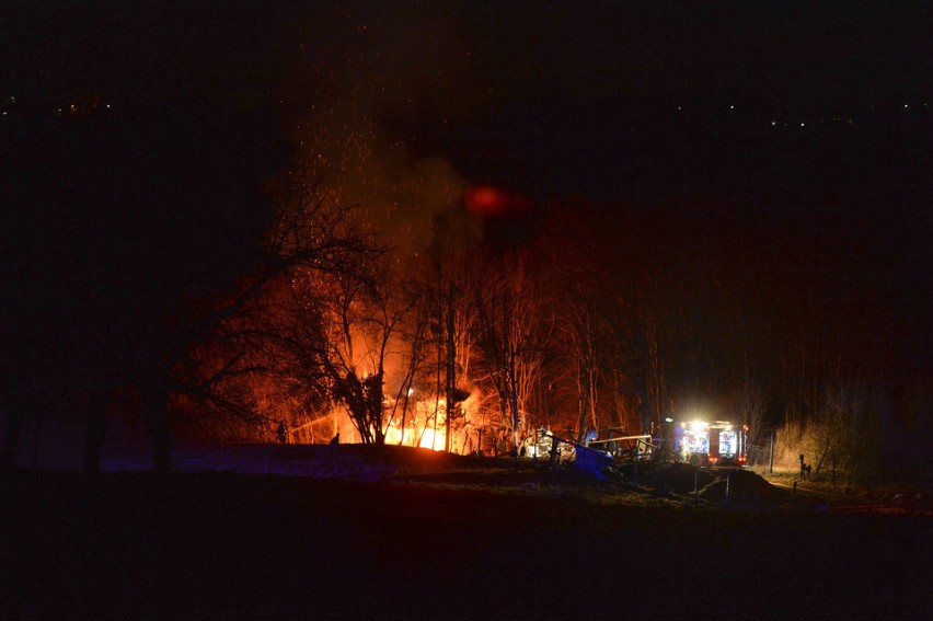 Pożar wybuchł w czwartek wieczorem. Ogień trawi drewniany,...