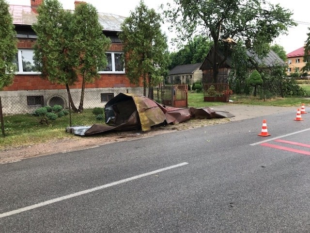 Gwałtowna burza nad gminą Klwów. Wiatr zerwał dachy z wielu...