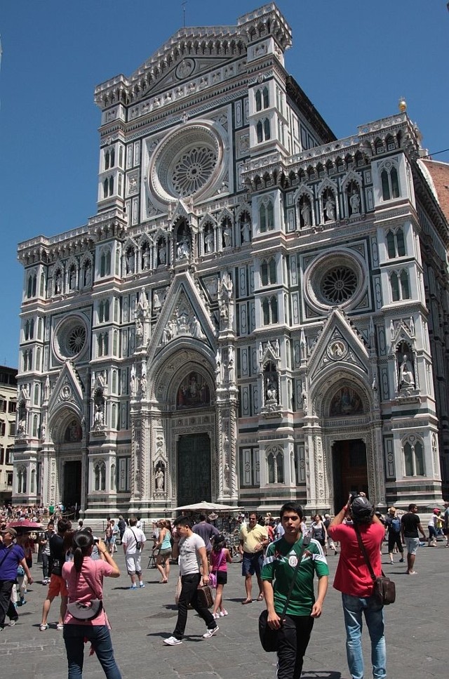 Katedra jest oblegana przez tłumy turystów 