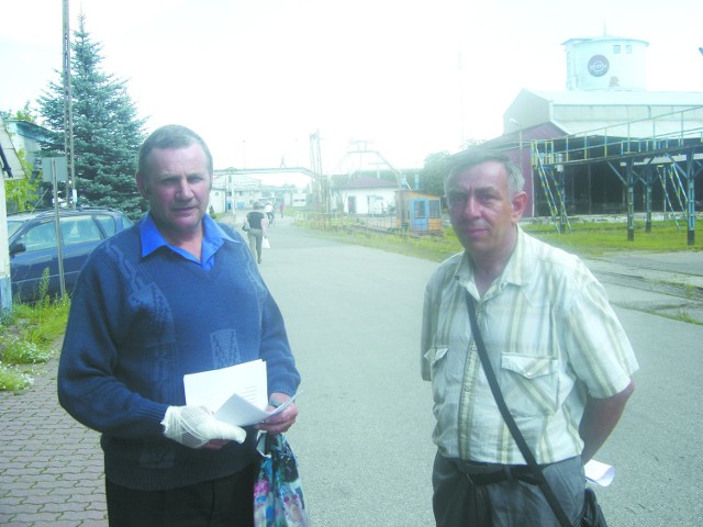 Trudno uwierzyć, że taki zakład upadł, a nas zwolniono – żalą się Stanisław Dziardziel (z lewej) i Stanisław Roszkowski. Wczoraj skończyli pracę w łapskim ZNTK.