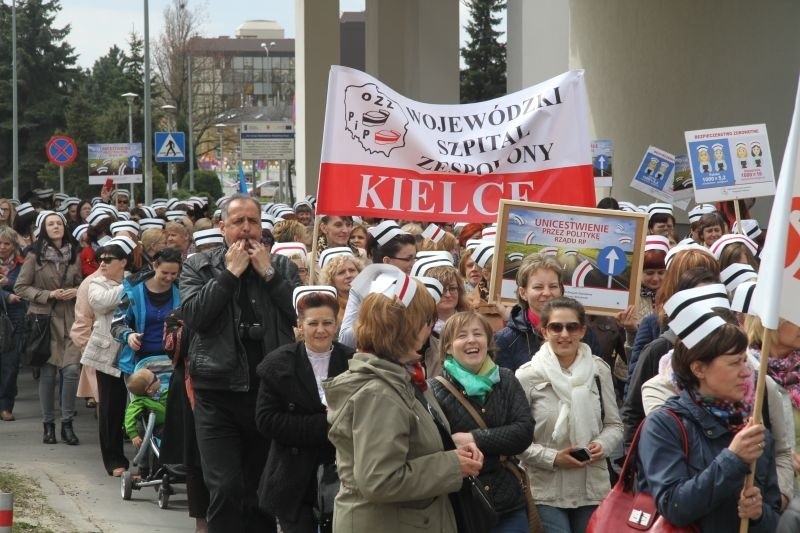 Protest pielęgniarek i położnych w Kielcach