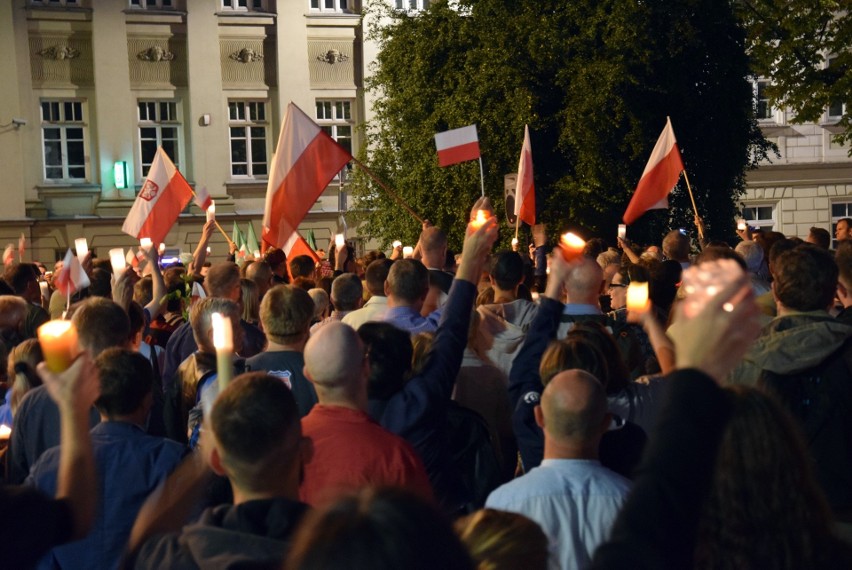 Kolejny "Łańcuch światła" w Lublinie. Protestowało około tysiąca osób [ZDJĘCIA]