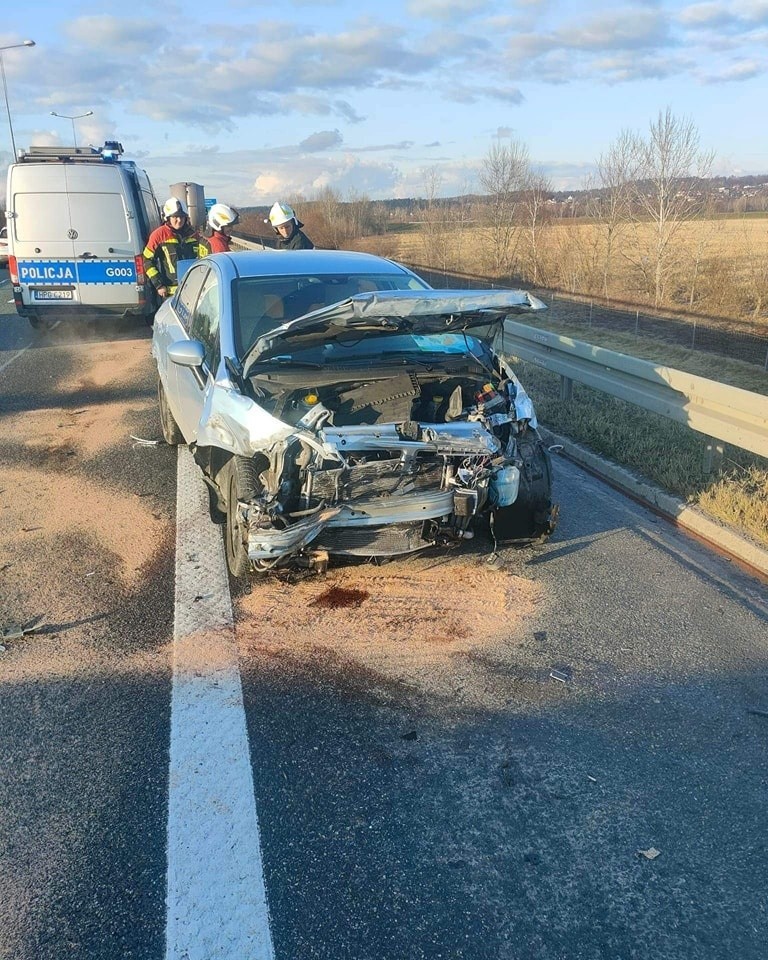 Wypadek na A4 w Krakowie. Zderzenie z tirem. Osobówka koszmarnie skasowana