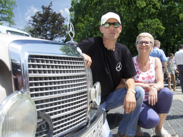 Adam i Dorota Dorosz  pozują na tle swojego Mercedesa W 115  z 1974 roku. Pan Adam z wykształcenia jest mechanikiem samochodowym, obecnie pracuje jako operator ciężkich maszyn. Wolny czas poświęca renowacji starych aut i motocykli. - Mąż, jak tylko przyjedzie z pracy, od razu zabiera się do tej roboty - mówi Dorota Dorosz.  Oryginalne części  kolekcjoner kupuje  m.in, w internecie.  - Zawsze mnie ciągnęło do śrubek, jak to chłopaka  - dodaje  Adam Dorosz.