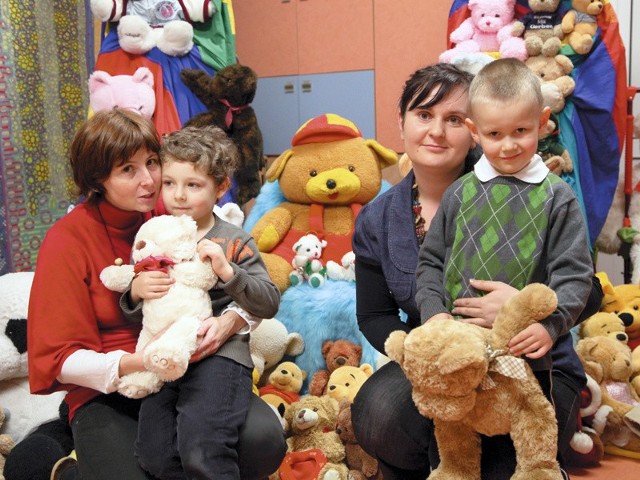 Nasze dzieci zostają w przedszkolu - zapowiadają Edyta Świzik-Czajkowska (na zdjęciu z lewej, na kolanach syn Iwo) oraz Urszula Oracz z synem Mateuszem
