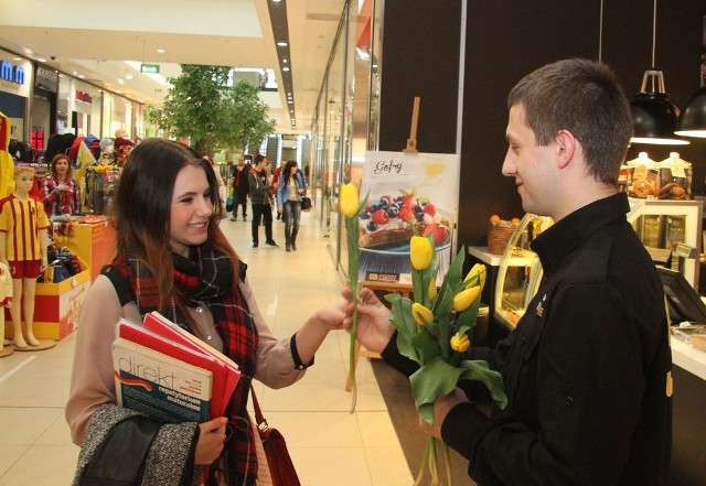 Monika Ścibisz przyszła do Galerii Echo na zakupy. Niespodziewanie otrzymała tulipana z od Adama Jedynaka z kawiarni So!Cafee.
