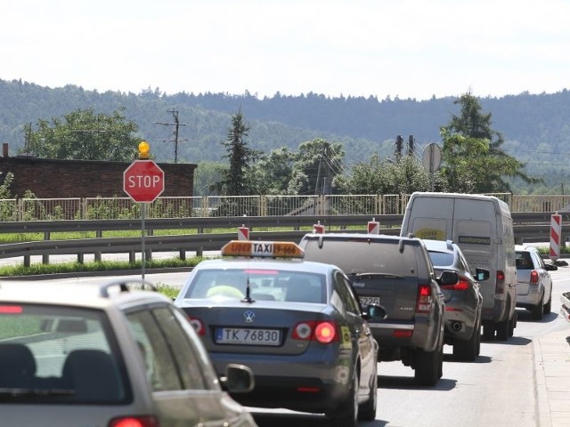 Znak "STOP&#8221; na Krakowskiej przy skrzyżowaniu z Armii Krajowej w Kielcach jest powodem korków. Drogowcy uważają, że zmiana nie będzie korzystna.