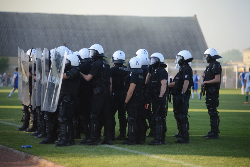 Kibole kontra policja: To był piękny mecz. Leciały butelki i cegłówki, pachniał gaz