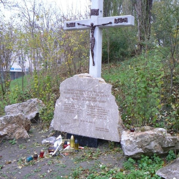 Pomnik upamiętnia rozstrzelanie niewinnych mieszkańców Kielc we wrześniu 1939 roku