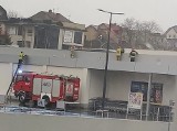 Straż pożarna w akcji przy markecie Lidl na Piekoszowskiej w Kielcach. Wiatr uszkodził obiekt. Zobaczcie zdjęcia