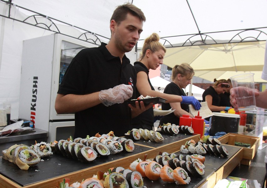Sushi staje się wśród bywalców restauracji coraz bardziej...
