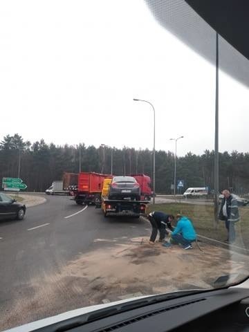 Do zderzenia samochodów doszło w piątek, 22 marca, z samego rana na rondzie koło Przylepu.Na miejscu  zdarzenia są już służby ratunkowe. Straż pożarna zabezpieczyła miejsce kolizji. Z pierwszych ustaleń wynika, że kierujący busem uderzył w opla. Jak informują nas Czytelnicy, na drodze są gigantyczne korki. Zakorkowana jest Trasa Północna. Korek jest również na drodze z Krosna Odrzańskiego.Zobacz też: W Żaganiu i w Strzelcach Krajeńskich policja ujęła dwóch przestępców.