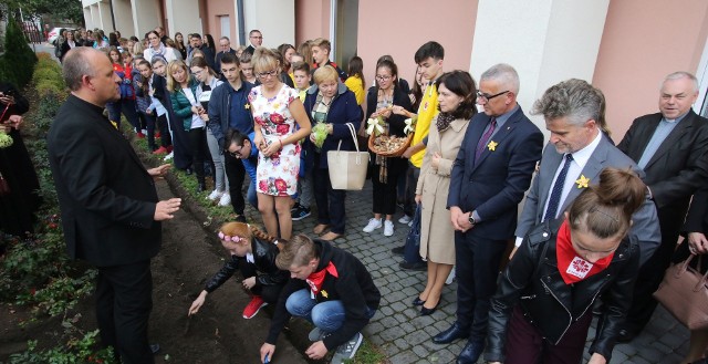 W kieleckim Hospicjum imienia świętej Matki Teresy z Kalkuty odbyła się uroczysta inauguracja kampanii Pola nadziei 2019/2020. Mszy świętej przewodniczył biskup pomocniczy diecezji kieleckiej Andrzej Kaleta. W uroczystej Eucharystii wzięli udział między innymi senator Krzysztof Słoń i Sławomir Stachura, dyrektor kancelarii prezydenta Kielc. -Modlimy się za wszystkich chorych przebywających w tym hospicjum, pracowników, wolontariuszy, naszych przyjaciół, wszystkich, którzy wspierają hospicjum. Pola Nadziei to kampania, która ma na celu nie tylko gromadzenie funduszy na potrzeby funkcjonowania hospicjum, ale przede wszystkim uświadamiania sobie, że ludzie chorzy potrzebują naszej miłości. Obyśmy byli takimi misjonarzami. Obyśmy tę miłość, tak jak Matka Teresa z Kalkuty, nieśli. Nawet w drobnych słowach, gestach i uśmiechu - mówił na początku mszy świętej ksiądz Krzysztof Banasik, zastępca dyrektora Caritas diecezji kieleckiej.     -Nasze dzisiejsze spotkanie wypada w dniu, w którym kościół wielbi Pana Boga za wstawiennictwem Aniołów Stróżów. Otaczamy ołtarz i polecamy nade wszystko chorych, ale również służbę zdrowia, wolontariuszy, wszystkich, którym nieobca jest idea niesienia pomocy bliźnim. Sprawując mszę świętą wraz z całym Kościołem wspominamy świętych Aniołów Stróżów. W ten sposób wyznajemy wiarę w istnienie stworzonych niewidzialnych duchów. Aniołowie bowiem to duchowe istoty, które przenikają nasz świat. A liturgia słowa obecnej mszy zachęca nas do tego, żebyśmy zwrócili baczniejszą uwagę na ich obecność w naszym codziennym życiu. Aniołowie są pośrednikami Bożego działania. Wpatrują się w oblicze Ojca Niebieskiego, a jednocześnie swoją uwagę skupiają na człowieku, na każdym z nas - powiedział podczas homilii ksiądz biskup Andrzej Kaleta.      Na zakończenie przy hospicjum zasadzono cebulki żonkili - wiosną kwiaty będą podarowane ofiarodawcom podczas zbiórek na potrzeby hospicjum, prowadzonych przez wolontariuszy. -Wierzymy, że w tym roku akcja Pola Nadziei również spotka się z dużym odzewem, a żonkile posadzone jesienią zakwitną również w ludzkich sercach, jako symbol troski o godne warunki życia i umierania - mówił ksiądz Krzysztof Banasik, zastępca dyrektora Caritas diecezji kieleckiej. W ramach kampanii przewidziane są działania mające na celu szerzenie idei hospicyjnej, spotkania edukacyjne w szkołach, żonkilowe kwesty, wydarzenia kulturalne oraz podsumowanie akcji podczas uroczystej gali Pola Nadziei 2019/2020.