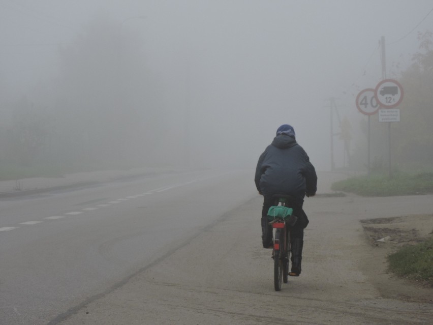 Duże mgły w naszych powiatach, policja ostrzega [ZDJĘCIA, PROGNOZA POGODY]