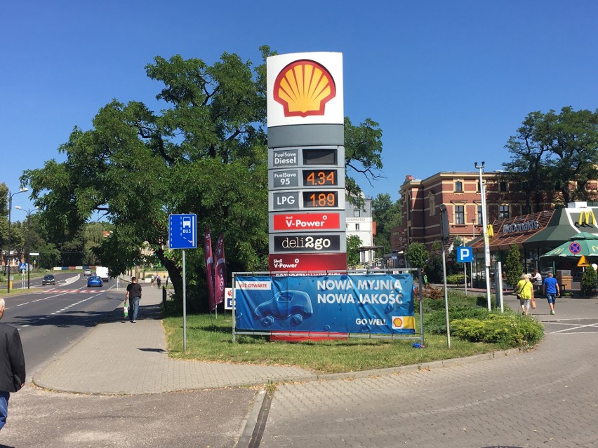 Stacja Shell przy pl. Teatralnym w Zabrzu...