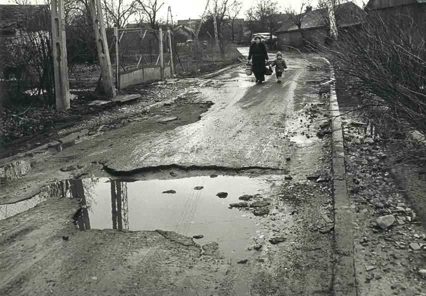 Ul. Janowska z lejami jak po bombie

Lublin, 1979r.