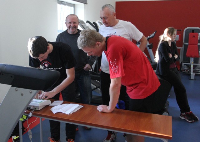 Wyniki próby wytrzymałościowej analizują piłkarz Korony Kamil Kobryń (z prawej), student Piotr Stanik oraz Andrzej Szołowski (z tyłu z lewej) i Robert Dutkiewicz. 