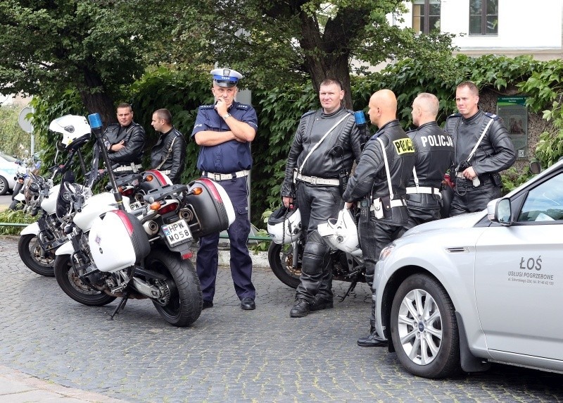 Uroczystości pogrzebowe rozpoczęły się o godzinie 10.30 w...