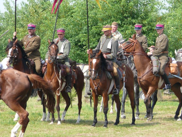 Kawalerzyści  w pięknych mundurach, wyglądali jak wyjęci ze starego obrazka. Pozzwoliło to widzom przenieść się w świat, kiedy Polacy odnosili zwycięstwa na koniach.