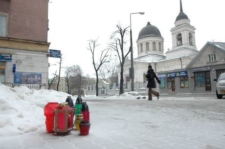 W miejscu bójki rodzina i przyjaciele rannego mężczyzny ustawiają znicze. On sam od kilku dni walczy w szpitalu o życie.