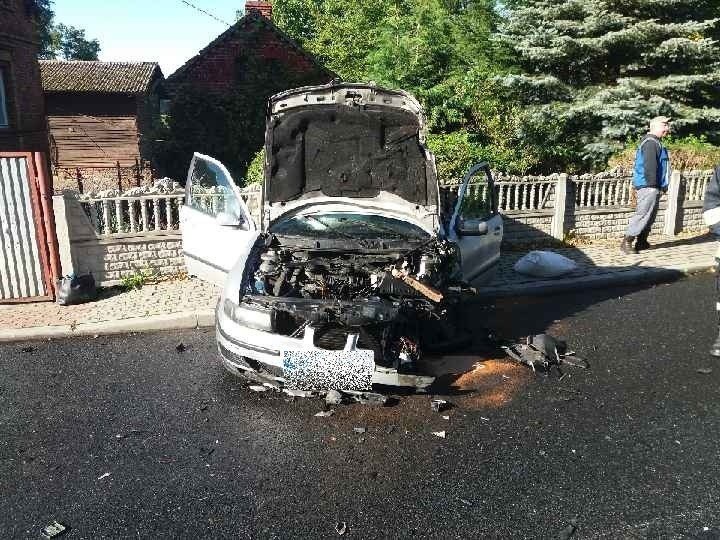 Wypadek w Radoszynie. W czasie manewru wymijania samochód