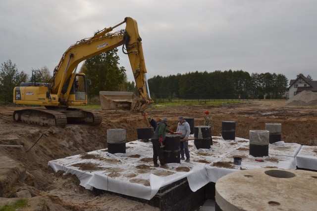 Podczas instalowania zbiorników niezbędnych do odwodnienia boiska gminnego w Teodorowie