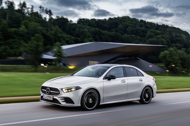 Ceny najnowszego przedstawiciela rodziny kompaktowych modeli Mercedes-Benz – Klasy A Limuzyna – zaczynają się od 126 200 zł za benzynowy wariant A 200 z silnikiem o mocy 163 KM i manualną przekładnią. Pierwsze auta pojawią się w polskich salonach na początku 2019 r.Fot.: Mercedes