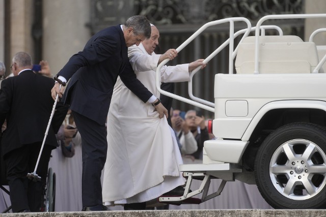 Franciszek musiał skorzystać z ;pomocy, aby dostać się do papamobile.