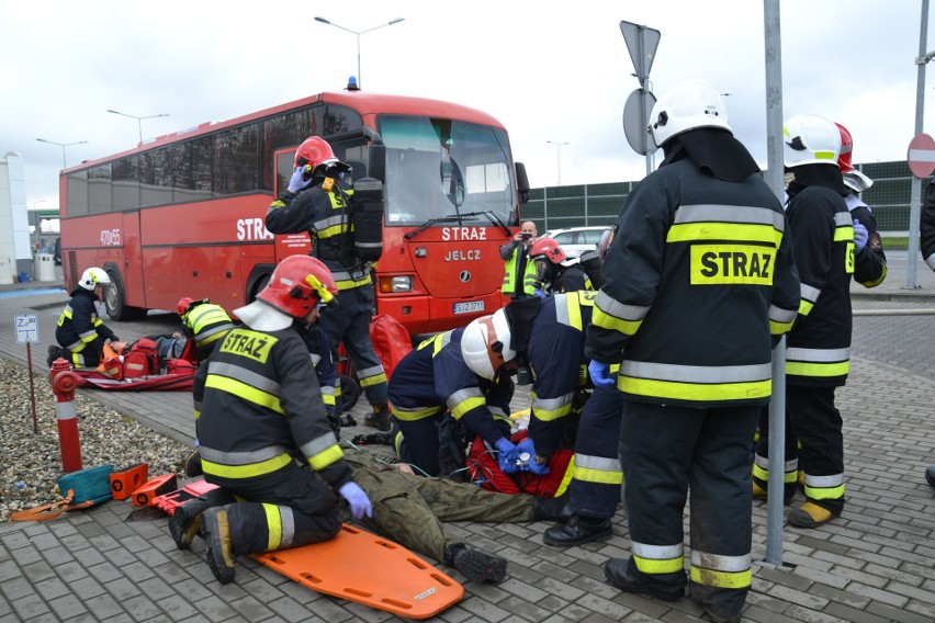 Przy autostradzie A1 w Żorach autobus stanął w ogniu. Strażacy wyciągali rannych ZDJĘCIA