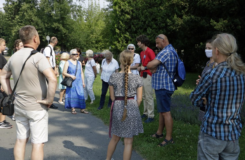 Spacer z przewodnikiem PTTK po Grudziądzu. Mieszkańcy i turyści szli szlakiem tablic i pomników. Zobacz zdjęcia  