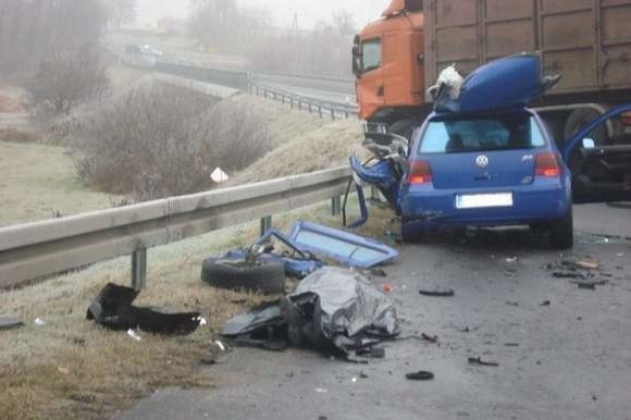Do tragicznego wypadku doszło na zakręcie w Ciepielowie. Volkswagen golf został całkowicie zmiażdżony, jego kierowca poniósł śmierć na miejscu