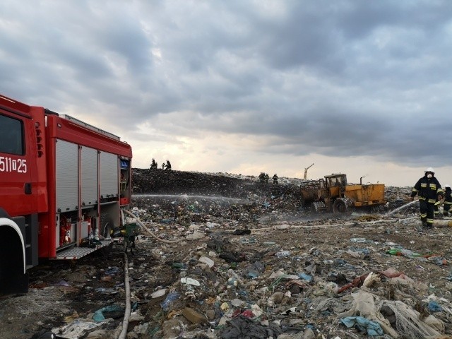 Pożar składowiska śmieci we Włoszczowie. Kilkanaście zastępów strażaków w akcji