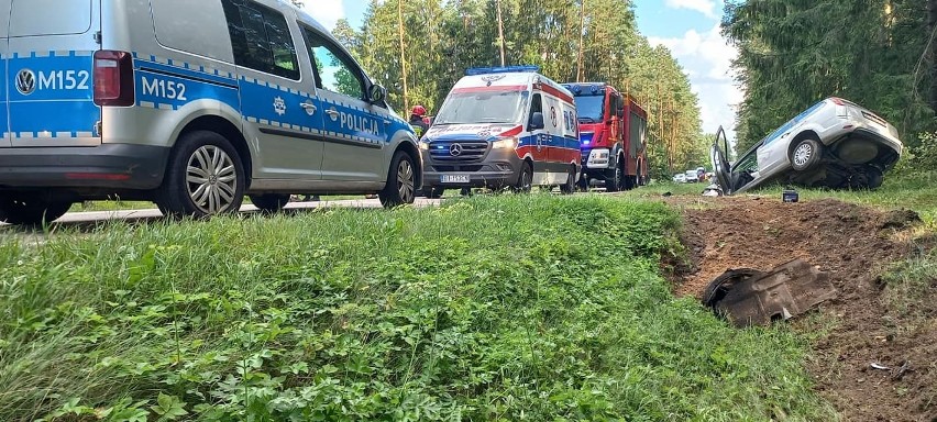 Wypadek na trasie Widły - Żednia. Samochód wpadł do rowu....