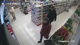 Tczewska komenda prosi o pomoc. Policjanci szukają sprawców kradzieży perfum 