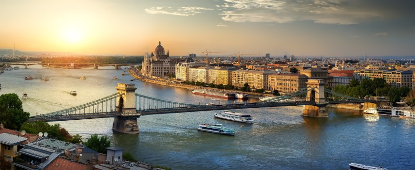 Przepływająca przez Budapeszt rzeka Dunaj dzieli miasto na...