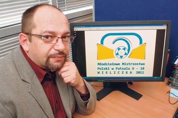 Na swoją pasję, czyli projekty graficzne, Robert Siudakiewicz poświęca 3-4 godziny dziennie. Taka praktyka zaowocowała sukcesem &#8211; oto logo jego autorstwa, które jest symbolem Młodzieżowych Mistrzostw Polski w Futsalu. 