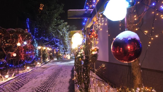 Świąteczne iluminacje domu Mariana Smołki w Przyszowicach to już kilkunastoletnia tradycja Zobacz kolejne zdjęcia. Przesuwaj zdjęcia w prawo - naciśnij strzałkę lub przycisk NASTĘPNE