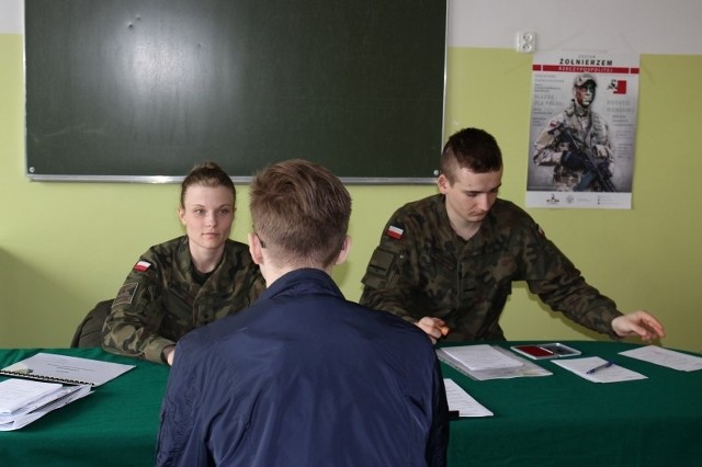 W Mońkach kwalifikacja zakończyła się 28 kwietnia. Informacji w zakresie komisji udzielają Wojskowe Centra Rekrutacji. Do wezwania dołączone jest też pouczenie