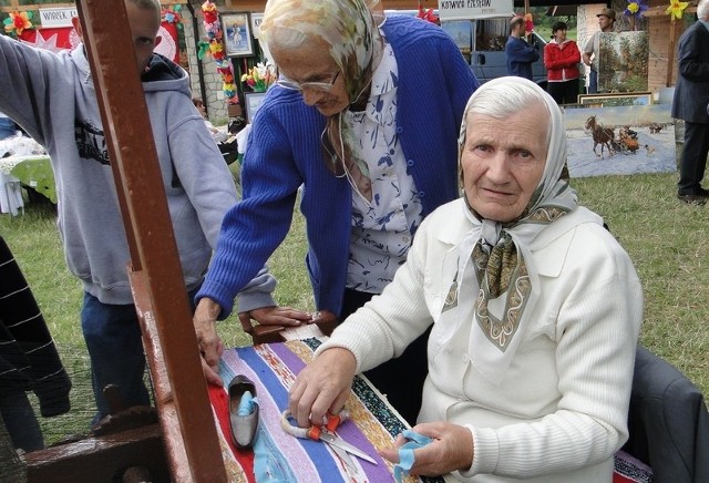 Jak zrobić kolorowy kilim na starym warsztacie &#8211; prezentowała tkaczka Genowefa Kargul, najstarsza przedstawicielka rękodzieła z Wólki Modrzejowej w powiecie lipskim.