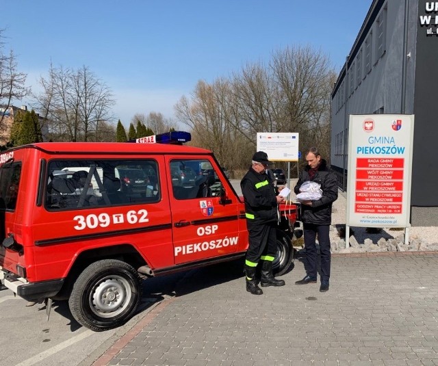 Maseczki przekazano mieszkańcom za pośrednictwem druhów, strażaków, radnych i sołtysów.