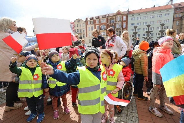 Żywa flaga na Rynku w Bytomiu - w akcji wzięło udział ponad 400 przedszkolaków. Zobacz kolejne zdjęcia. Przesuwaj zdjęcia w prawo - naciśnij strzałkę lub przycisk NASTĘPNE