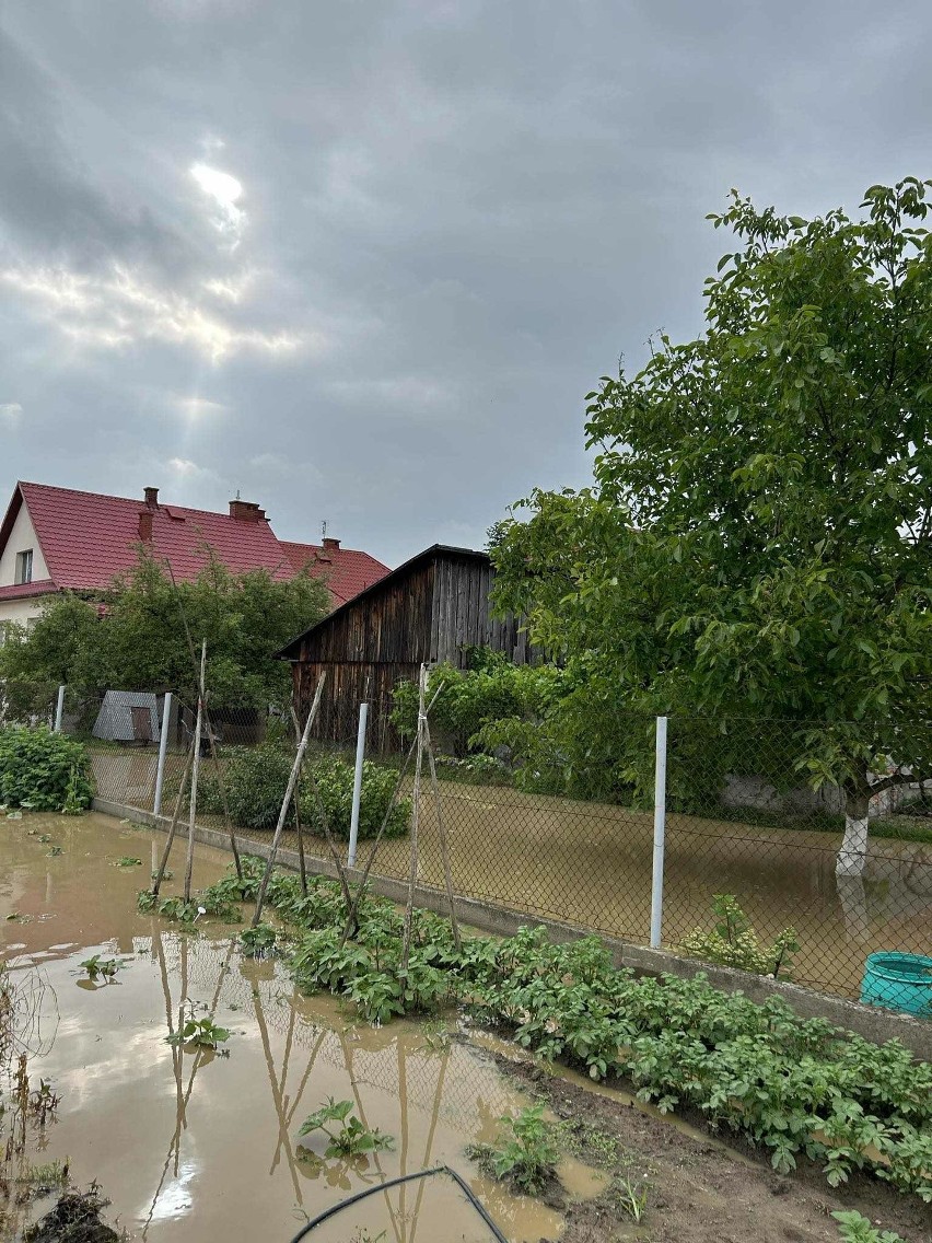 Powódź, burze i ulewy w Małopolsce. Zalane miejscowości, posesje i drogi. Ogłoszono najwyższy stopień ostrzeżeń pogodowych