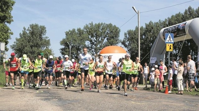 Ubiegłoroczny bieg dla hospicjum przyciągnął amatorów biegania na dłuższe i krótsze dystanse. Tak jak w tym roku, akcja odbywała się w wyjątkowo upalny dzień.