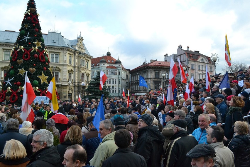 Manifestacja Komitetu Obrony Demokracji w Bielsku-Białej [ZDJĘCIA, WIDEO]