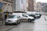 Poznań: Ulica Taczaka miała być przyjazna dla pieszych. Po remoncie kierowcy parkują, gdzie popadnie